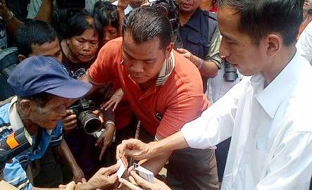 Pertama di Pademangan, Jokowi Bagikan Kartu Sehat